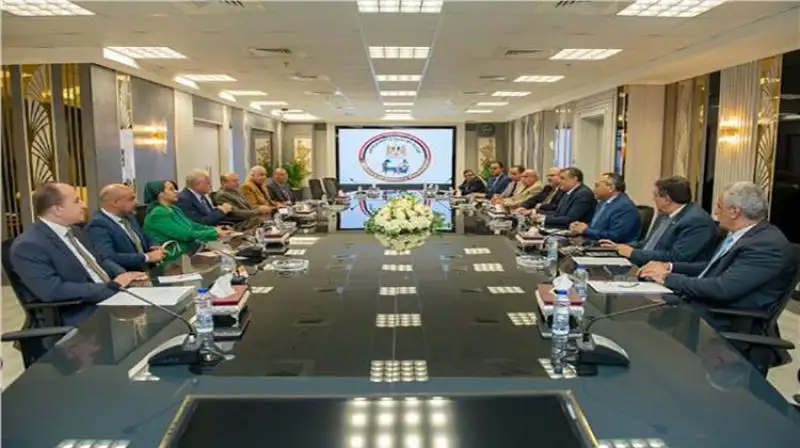 وزير الإنتاج الحربي ومحافظ جنوب سيناء يناقشان أوجه تعزيز التعاون المشترك