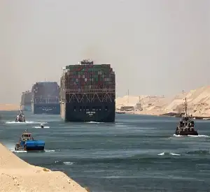 الفريق أسامة ربيع: بعض السفن العابرة اليوم من قناة السويس تابعة لخطوط أعلنت تحويل رحلاتها مؤقتا