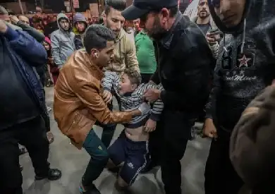 حرب غزة: لا مكان في المشفى يتسع لناجٍ وحيد من قصف منزل في خان يونس