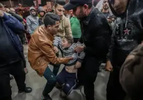 حرب غزة: لا مكان في المشفى يتسع لناجٍ وحيد من قصف منزل في خان يونس