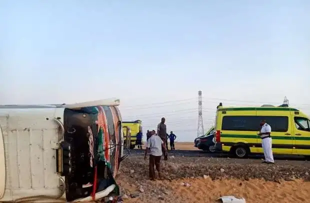 مصرع شخصين وإصابة ?? آخرين في انقلاب سيارة نقل بأسوان