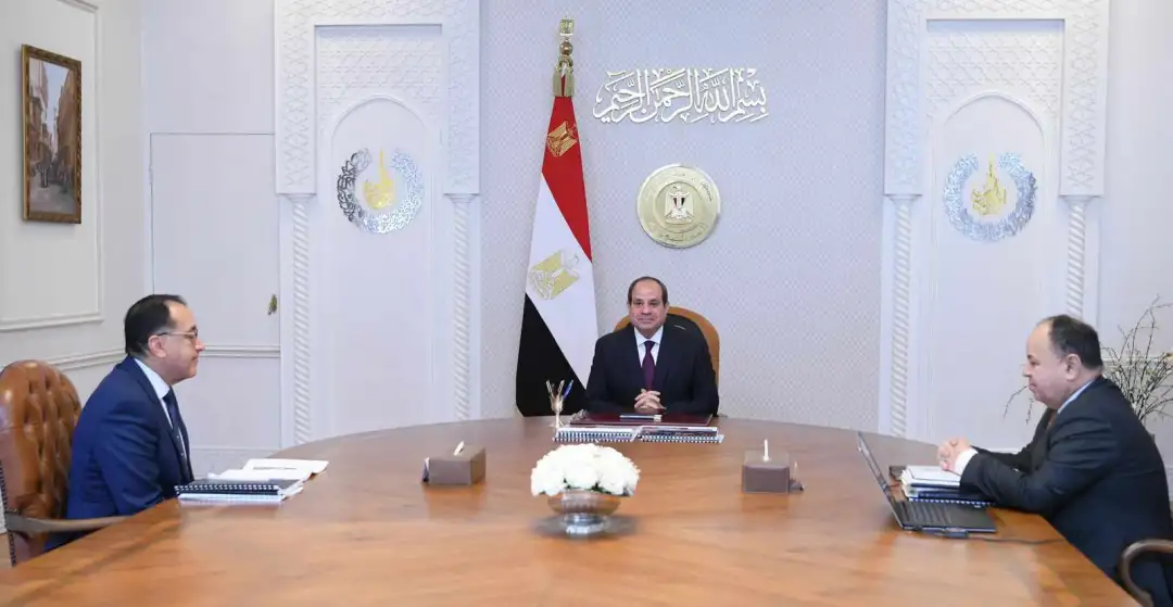 السيسي يجتمع مع مدبولي ووزير المالية لمتابعة مؤشرات الأداء المالي للموازنة العامة