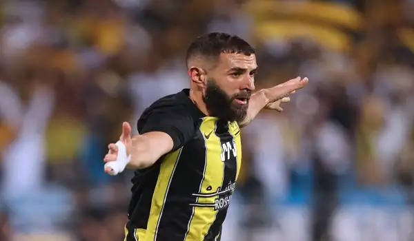 بنزيما يغادر جدة لظروف خاصة