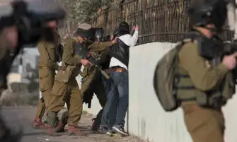 الاحتلال يعتقل 32 فلسطينيا من الضفة الغربية والحصيلة ترتفع لـ4910 منذ 7 أكتوبر