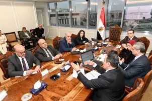 مسئولو الإسكان والوزارات المعنية يستعرضون خطة إنشاء التجمعات المتطورة بمحافظة مطروح