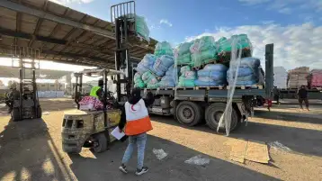 الهلال الأحمر الفلسطيني: شاحنات المساعدات التي تدخل إلى غزة تناقصت بشكل كبير