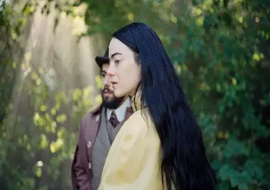 جولدن جلوب 81.. «أشياء مسكينة» ينال جائزة أفضل فيلم موسيقي / كوميدي