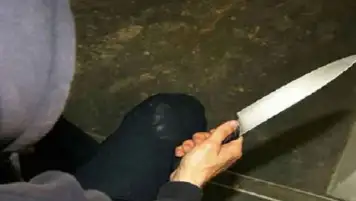 أب يحاول التخلص من ابنته بسلاح أبيض داخل فندق بالهرم