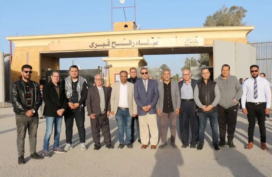 وفد من نقابة المهندسين يصل معبر رفح لتسليم شاحنات إغاثة لأهالي غزة