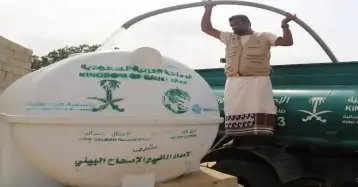 مركز الملك سلمان للإغاثة يضخ آلاف اللترات من المياه ضمن مشروع الإمداد المائي والإصحاح البيئي