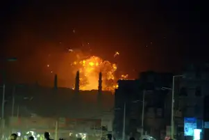 مسؤولون أمريكيون: سفينة تابعة للبحرية نفذت ضربات ضد أهداف حوثية في اليمن