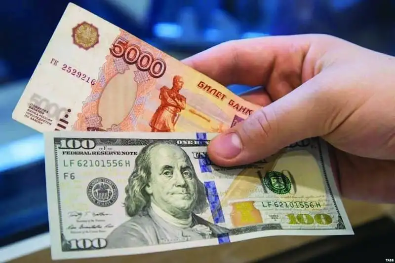 تراجع الدولار مقابل الروبل في بورصة موسكو اليوم