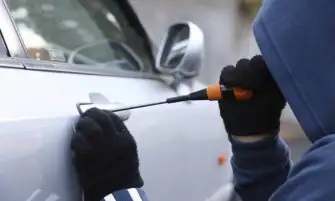 القبض على عاطل لقيامه بسرقة سيارة في الظاهر