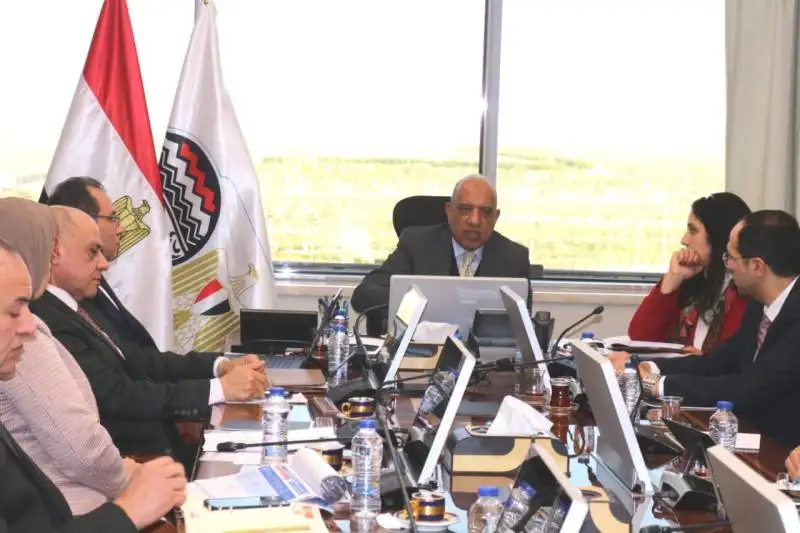 وزير قطاع الأعمال يستعرض الجدول الزمنى لبدء تشغيل مصانع النسيج تجريبيا