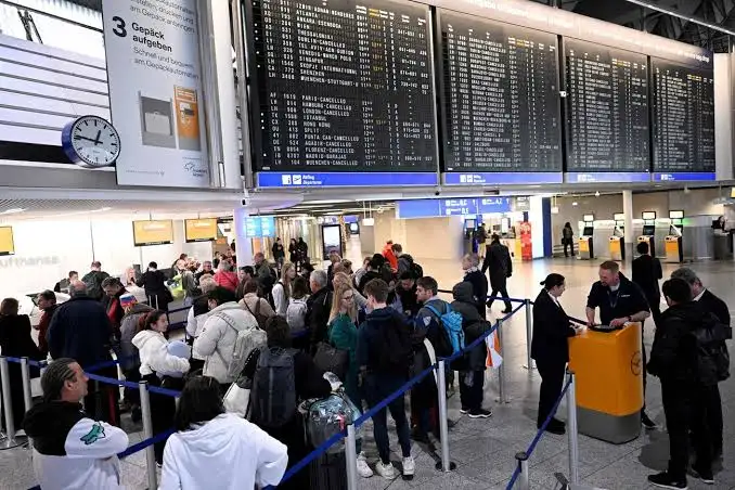 ألمانيا: إلغاء مئات الرحلات الجوية بمطار فرانكفورت بسبب سوء الأحوال الجوية