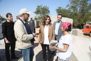 وزيرة الثقافة تتفقد ورشة عمل الدورة 28 لسمبوزيوم أسوان الدولي لفن النحت