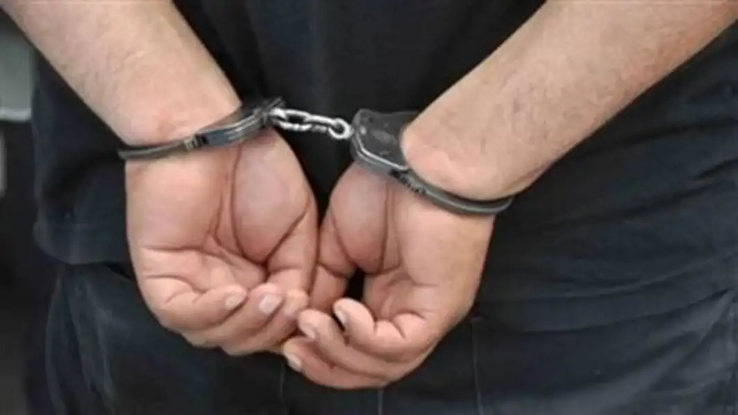 القبض على عاطل يسرق متعلقات المواطنين بالقاهرة