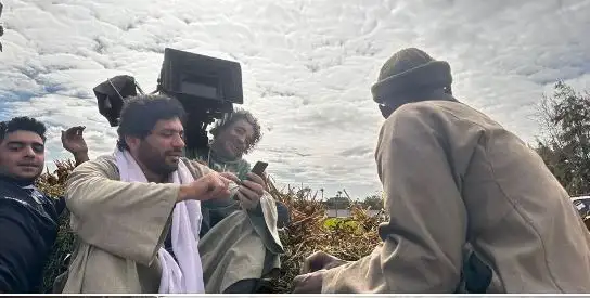 أوعدكم بمسلسل كبير.. حسن الرداد بـ جلابية من كواليس تصوير «محارب»