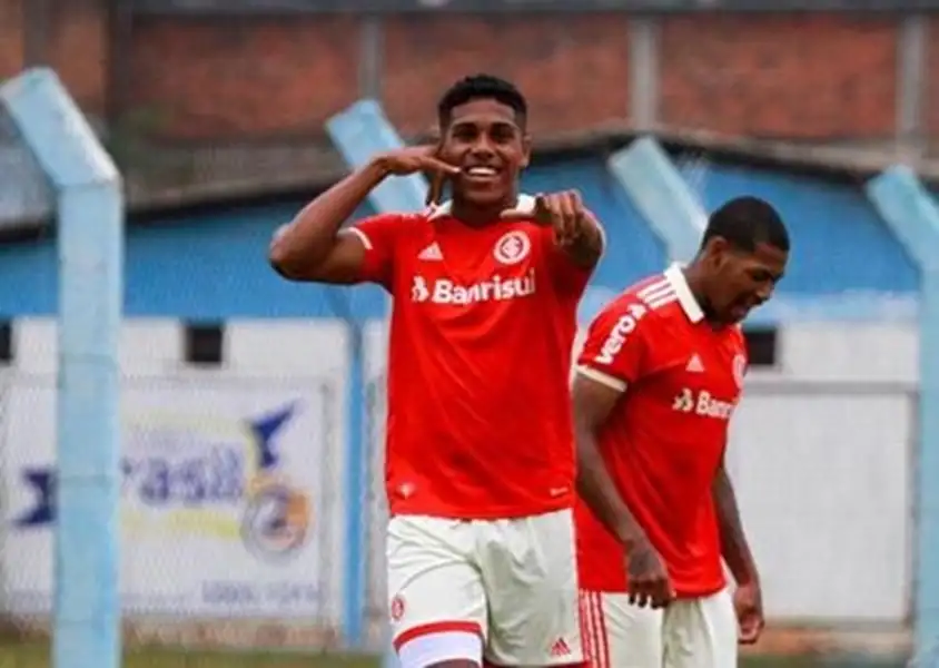 من هو البرازيلي سوزا المرشح للانضمام إلى الزمالك؟