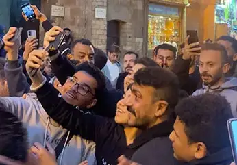 الجمهور يلتف حول أحمد العوضي أثناء تصويره مشاهدا من مسلسل حق عرب بشارع المعز