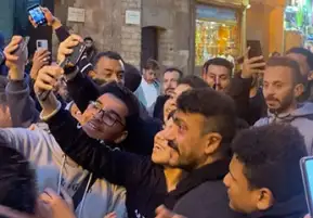 الجمهور يلتف حول أحمد العوضي أثناء تصويره مشاهدا من مسلسل حق عرب بشارع المعز