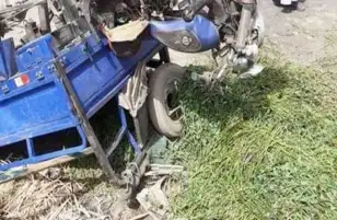 إصابة 6 أشخاص إثر انقلاب تروسيكل في البحيرة