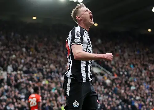 نيوكاسل يتعادل مع لوتون تاون 4/4 في الدوري الإنجليزي