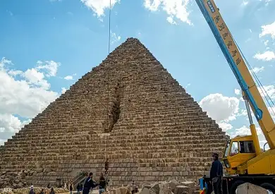 السياحة عن مشروع تجليد الهرم: حلم قديم راود الأثريين.. وكان متوقفا على التمويل