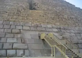 وزارة الآثار توضح حقيقة مشروع إعادة كساء هرم منكاورع