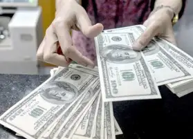 مساعد سابق لوزير الداخلية للأموال العامة: سعر الدولار بالسوق الموازية غير طبيعي
