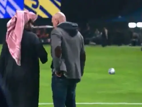 حسام حسن يتابع مباراة النصر والهلال بكأس موسم الرياض