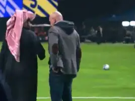 حسام حسن يتابع مباراة النصر والهلال بكأس موسم الرياض