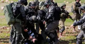 قوات الاحتلال الإسرائيلية تعتقل 14 فلسطينيا وتغلق مداخل بلدة شمال الخليل