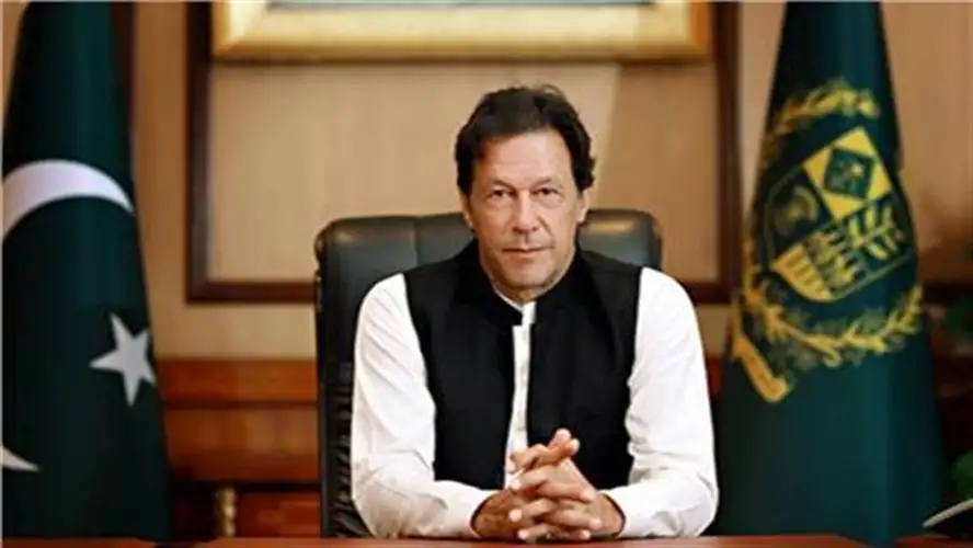 أعلن فوزه في انتخابات باكستان من محبسه.. من هو عمران خان؟