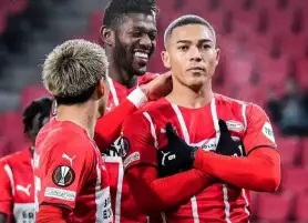 أيندهوفن يتخطة فولندام بخماسية ويعزز صدارته للدوري الهولندي