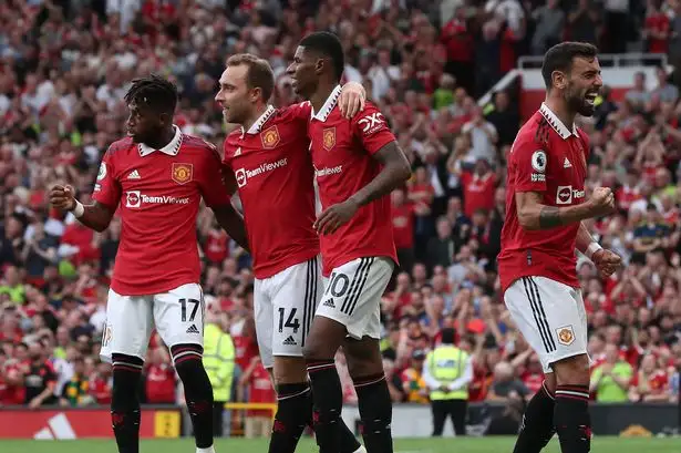 يونايتد يواصل صحوته بثنائية في أستون فيلا بالدوري الإنجليزي