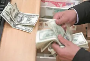 هل حيازة الدولار في مصر جريمة؟ أستاذ قانون جنائي يجيب