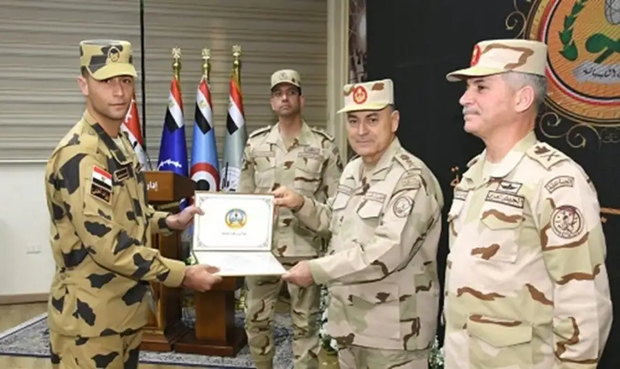 رئيس الأركان يكرم عددا من المتميزين من أبناء القوات المسلحة في المجالات العلمية والبحثية
