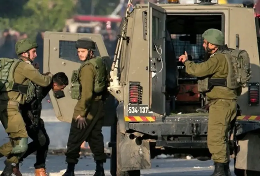 تقرير: القوات الإسرائيلية اعتقلت 7150 فلسطينيا من الضفة منذ أكتوبر الماضي