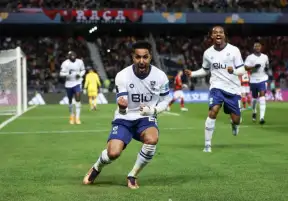 الدوسري يقود هجوم الهلال السعودي لمواجهة سباهان الإيراني