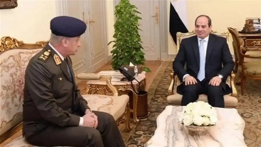 الرئيس السيسي يجتمع بوزير الدفاع ورئيس أركان حرب القوات المسلحة