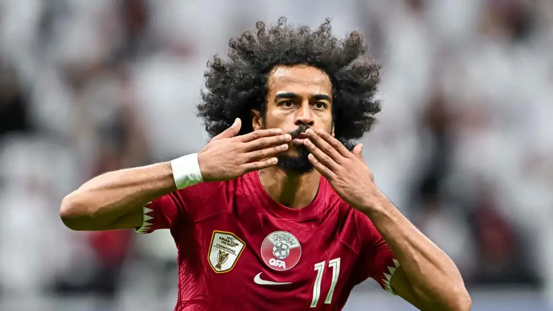 أكرم عفيف يحصل على «ناقة» هدية بعد الفوز بكأس آسيا