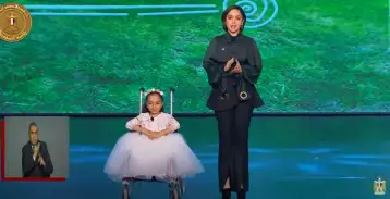 رنا رئيس تعتذر عن تلعثمها أثناء وقوفها أمام السيسي.. والرئيس: ليه تتوتري