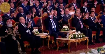 الرئيس السيسي يستخدم لغة الإشارة في التعبير عن إعجابه بعرض لذوي القدرات الخاصة