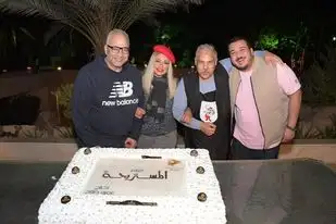 فريق عمل فيلم المستريحة يحتفل ببدء التصوير
