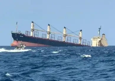 جماعة الحوثي تتهم الولايات المتحدة باستهداف السفينة روبيمار بهدف إغراقها