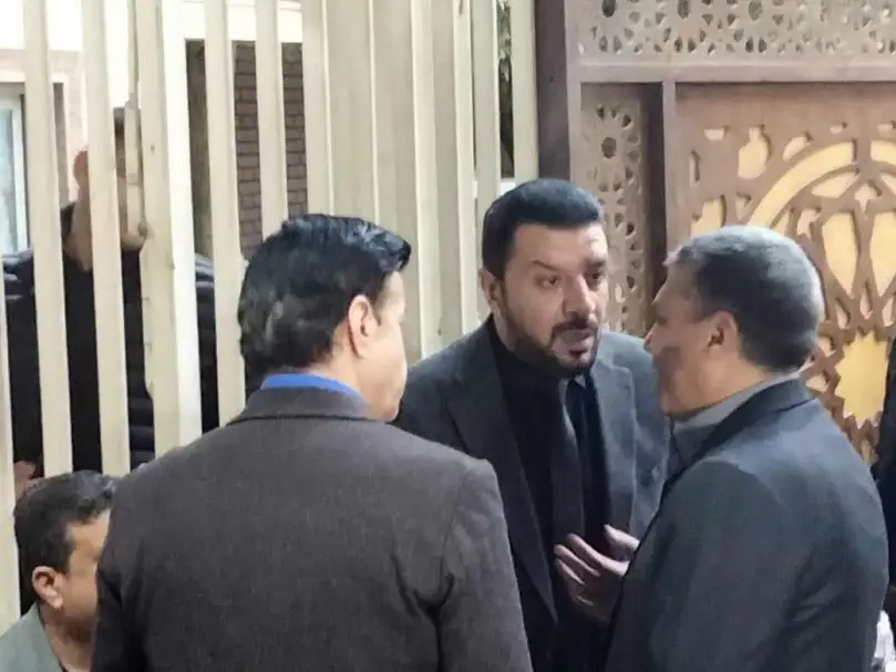 مشاجرة بين صحفي وبودي جارد في عزاء حلمي بكر.. ومصطفى كامل: مش عاوز جارد هنا والصحفيون أخواتنا