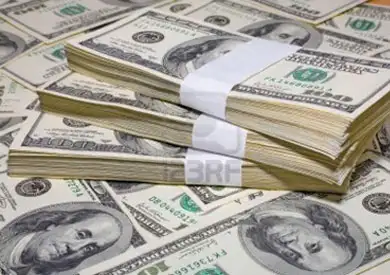 البنك الأهلى المصري يخفض قيمة الجنيه.. والدولار يسجل 31.05 جنيه للبيع