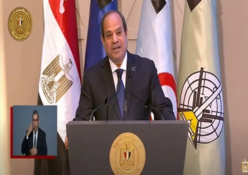 الرئيس السيسي: والله العظيم ملقيتش بلد.. أنا لقيت أي حاجة وقالولي خد دي