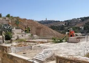 مستوطنون يحطمون شواهد قبور بمقبرة قرب المسجد الأقصى